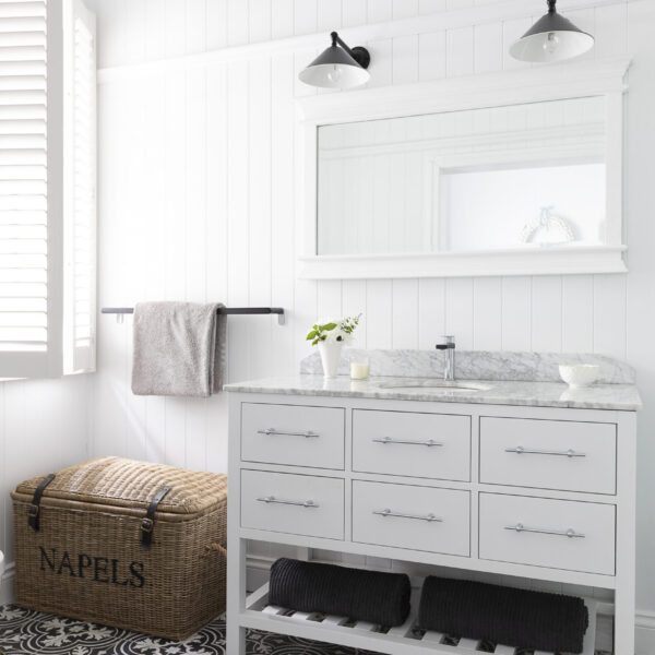 Free Standing vanity in White *Discontinued Vanity