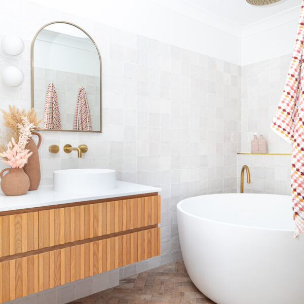 Wall Hung vanity in Natural with Absolute Blanc