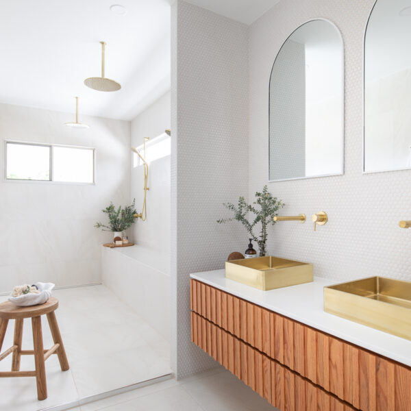 Wall Hung vanity in Natural with Absolute Blanc