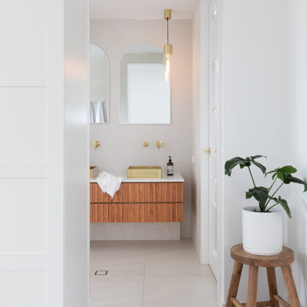 Wall Hung vanity in Natural with Absolute Blanc