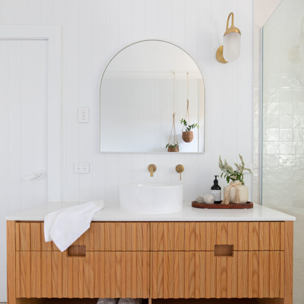 Free Standing vanity in Natural with Absolute Blanc